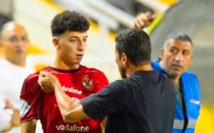 الحسين عموتة خلال مباراة الأهلي والمقاولون العرب في الدوري المصري