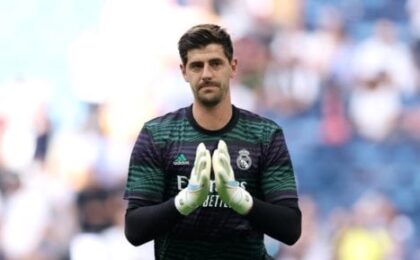تيبو كورتوا حارس ريال مدريد خلال مباراة مع الفريق الملكي