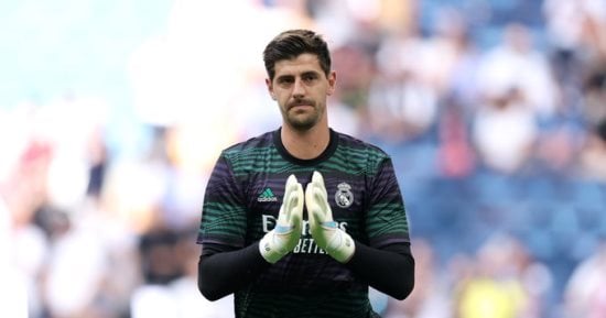 تيبو كورتوا حارس ريال مدريد خلال مباراة مع الفريق الملكي