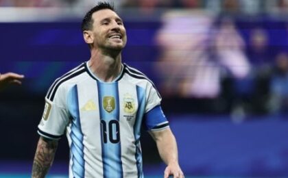 ليونيل ميسي بقميص منتخب الأرجنتين في مباراته الأخيرة أمام بنين