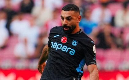 محمد صلاح بقميص طرابزون سبور خلال مباراة في الدوري التركي
