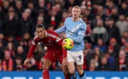 لاعبي ليفربول ومانشستر سيتي خلال مباراة الفريقين في أنفيلد