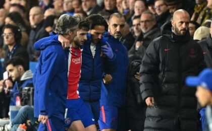 خفيشا كفاراتسخيليا لاعب باريس سان جيرمان بعد إصابته في مباراة برشلونة بدوري أبطال أوروبا
