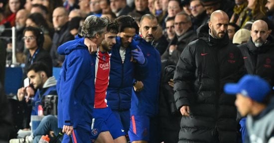 خفيشا كفاراتسخيليا لاعب باريس سان جيرمان بعد إصابته في مباراة برشلونة بدوري أبطال أوروبا